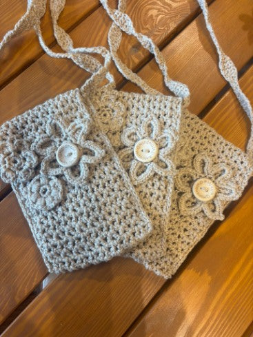 Portofel Crosetat Handmade cu Flori Decorative – Crem Capucino