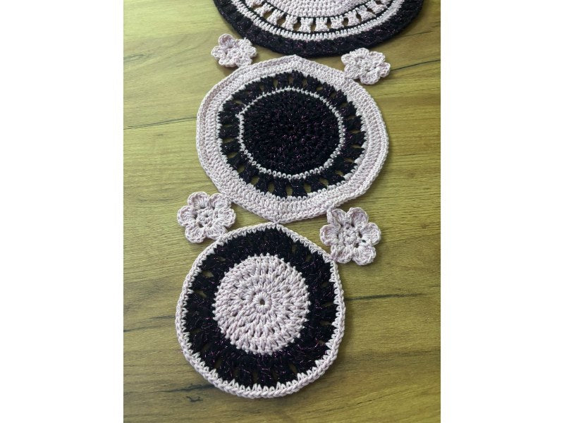 Traversă de Masă Croșetată Elegantă Rustic Florală – Handmade