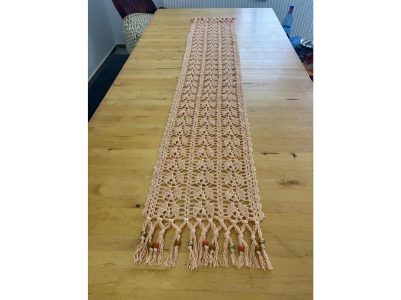 Traversă de Masă Boho cu Mărgele Decorative – Croșetată Manual