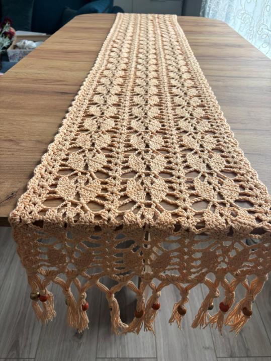 Traversă de Masă Boho cu Mărgele Decorative – Croșetată Manual