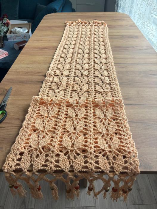 Traversă de Masă Boho cu Mărgele Decorative – Croșetată Manual