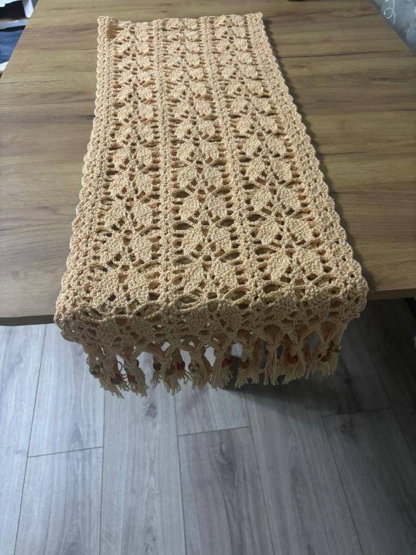 Traversă de Masă Boho cu Mărgele Decorative – Croșetată Manual