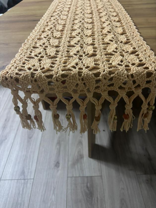 Traversă de Masă Boho cu Mărgele Decorative – Croșetată Manual
