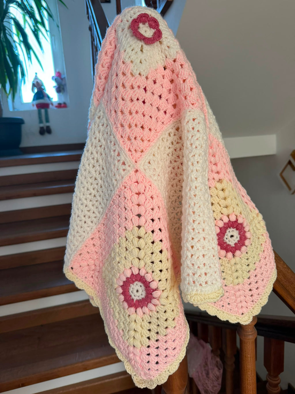 Păturică croșetată handmade – 80 × 80 cm, roz pudrat, crem și alb