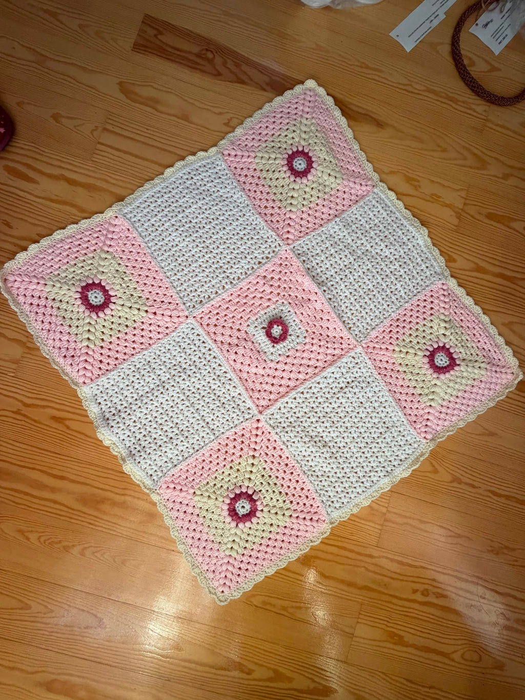 Păturică croșetată handmade – 80 × 80 cm, roz pudrat, crem și alb