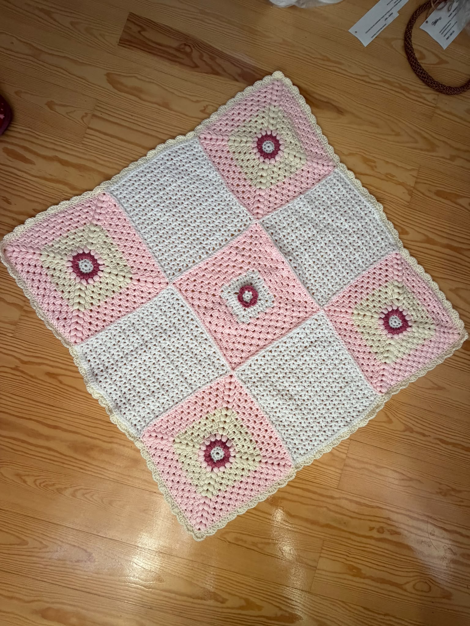 Păturică croșetată handmade – 80 × 80 cm, roz pudrat, crem și alb