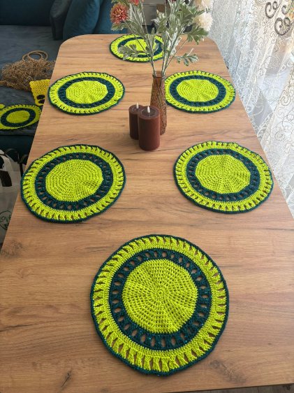Suport decorativ de masă croșetat manual VERDE – 32 cm