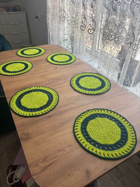 Suport decorativ de masă croșetat manual VERDE – 32 cm